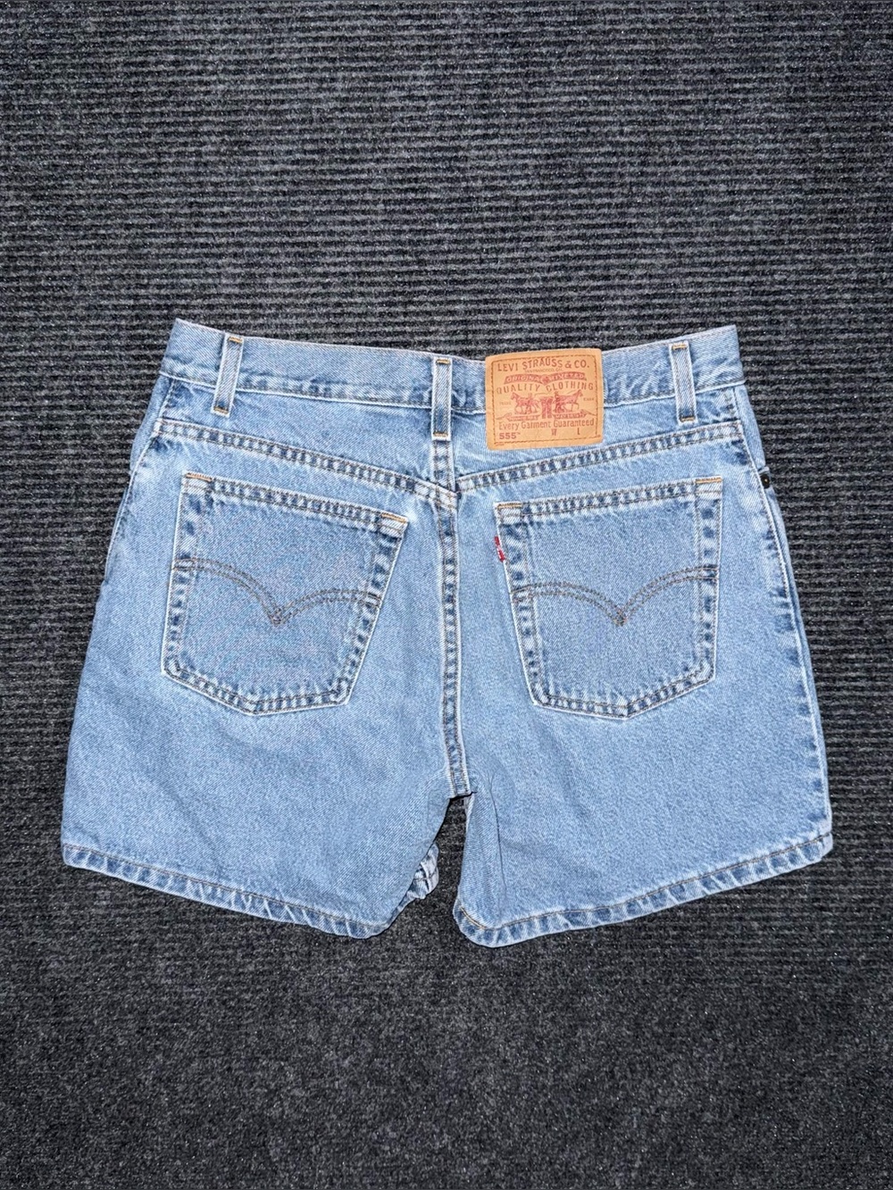 Vintage Y2K Levi’s 555 Guy’s Fit Relaxed Denim Shorts Women’s 10 / 31 USA Made